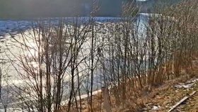 Žena s kočárkem ve Špindlu bruslila na tenkém ledě.