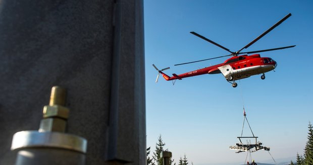 Výstavba nové čtyřsedačkové lanovky z Horních Míseček na Medvědín ve Špindlerově mlýně. 