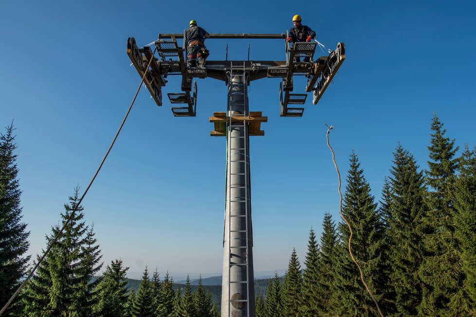 Výstavba nové čtyřsedačkové lanovky z Horních Míseček na Medvědín ve Špindlerově Mlýně.