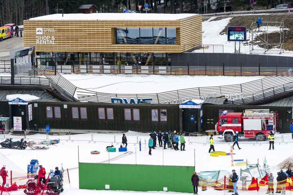 Ve středisku Špindlerův Mlýn se zřítila konstrukce nástupu lyžařů na čtyřsedačkovou lanovku Svatý Petr - Pláň