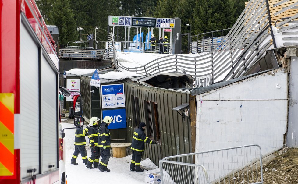 Ve středisku Špindlerův Mlýn se zřítila konstrukce nástupu lyžařů na čtyřsedačkovou lanovku Svatý Petr - Pláň