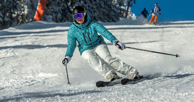 Tisíce lyžařů nalákal čerstvý sníh a sluníčko. Hory hlásí rekordní návštěvnost