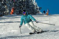 Tisíce lyžařů nalákal čerstvý sníh a sluníčko. Hory hlásí rekordní návštěvnost