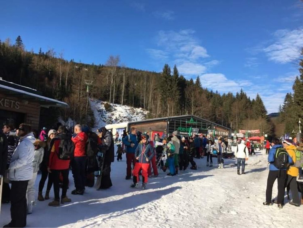 Velké fronty ve Špindlu. (18. 12. 2021)