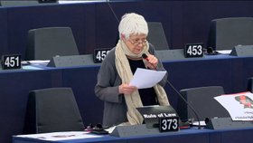Barbara Spinelli, italská europoslankyně, vyčítá východu EU nedostatek solidarity: Hranice Čechů jsou také na Sicílii, je to naše společná hranice.