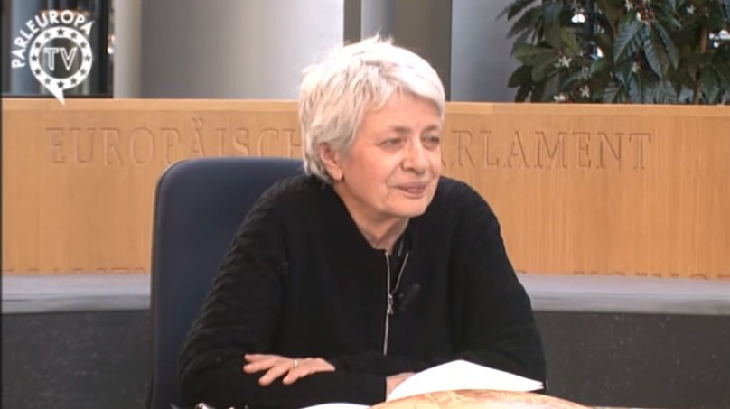 Barbara Spinelli, italská europoslankyně, je dcerou &#34;otce zakladatele&#34; evropské integrace Altiera Spinelliho. Na to, že je po něm pojmenována budova europarlamentu, ale hrdá není.