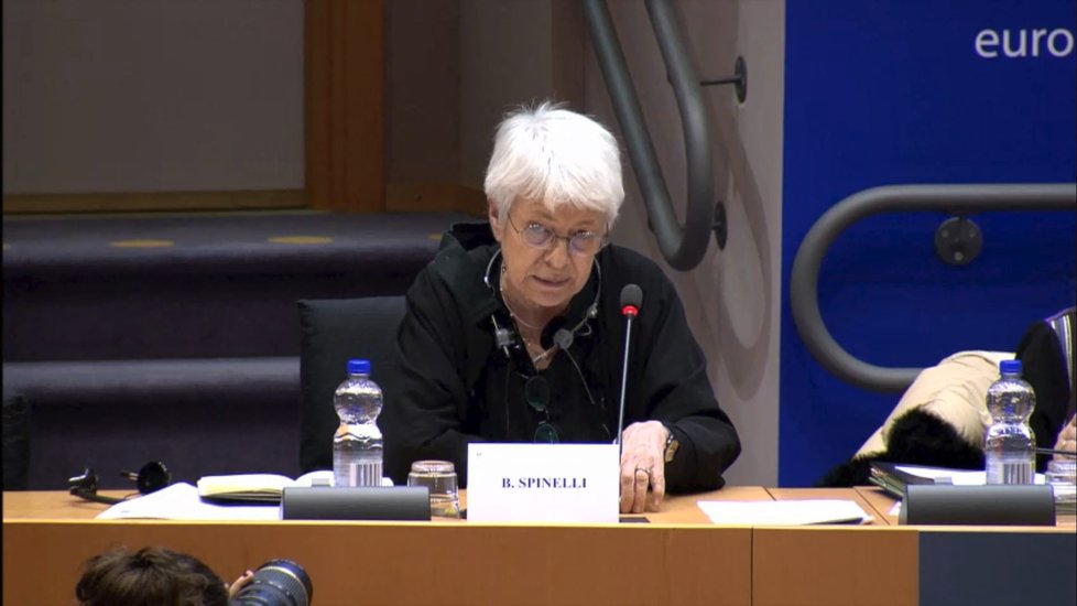 Barbara Spinelli, italská europoslankyně, je dcerou "otce zakladatele" evropské integrace Altiera Spinelliho. Na to, že je po něm pojmenována budova europarlamentu, ale hrdá není.