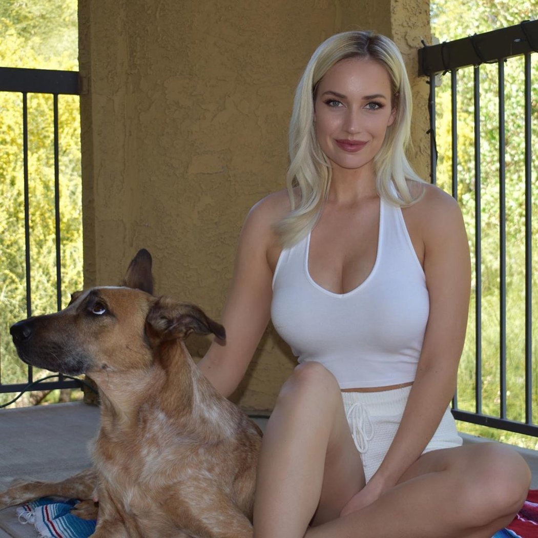 Golfová prsatice Paige Spiranacová