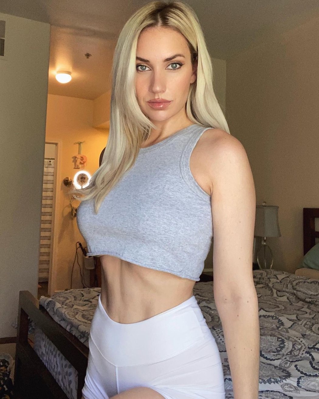 Golfová prsatice Paige Spiranacová