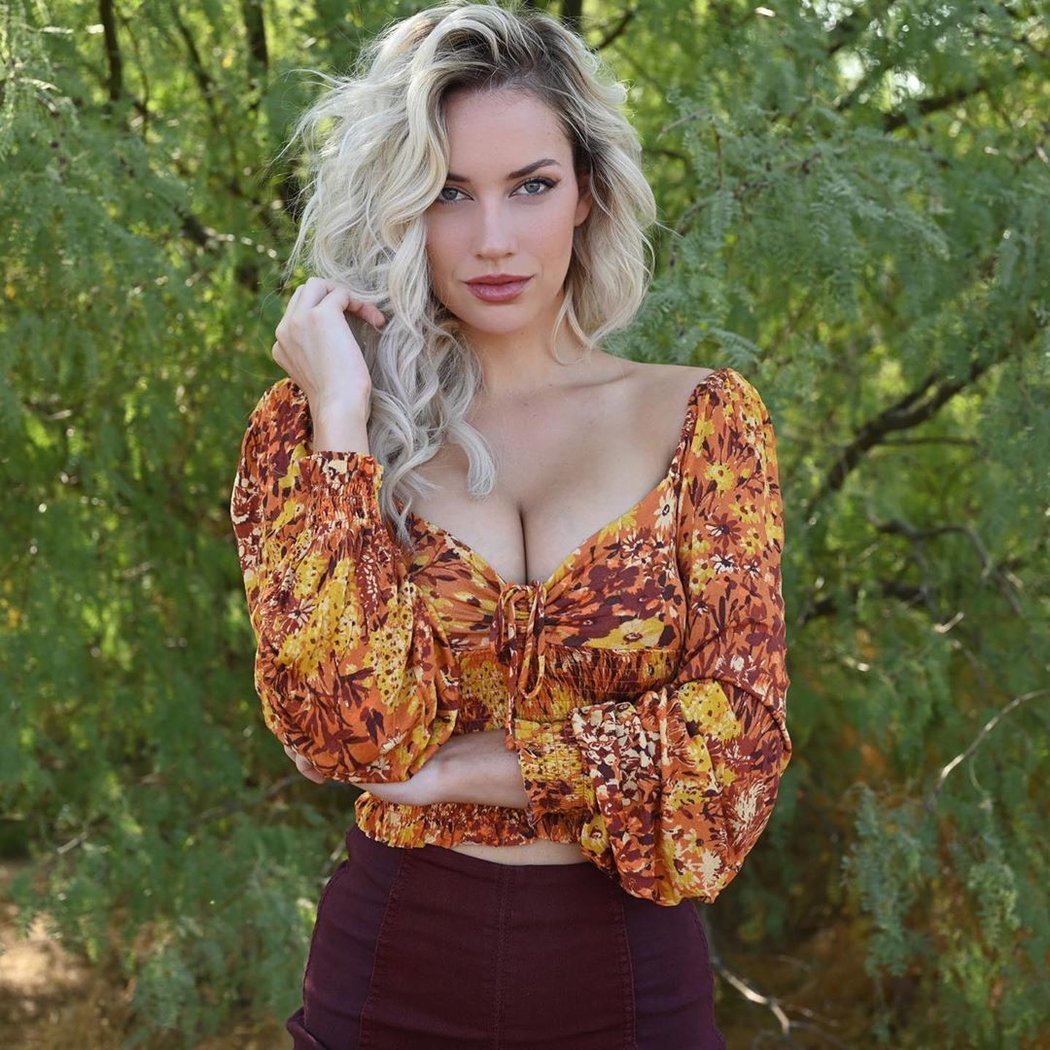 Golfová prsatice Paige Spiranacová