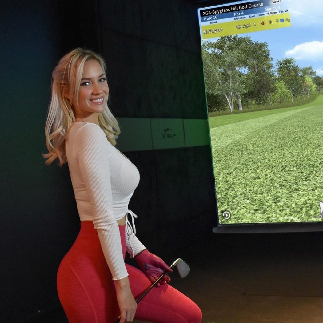 Golfová prsatice Paige Spiranacová