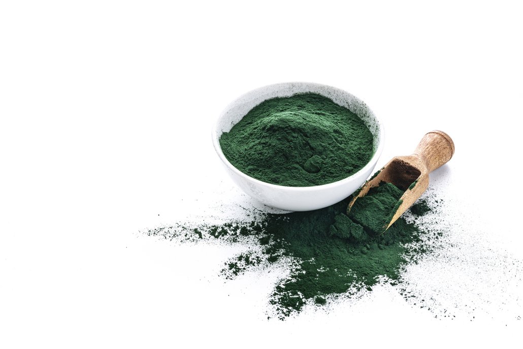 Superpotravinou pro Koně je řasa spirulina, která se prodává ve formě prášku. Stačí ji rozmíchat ve vodě a vypít.