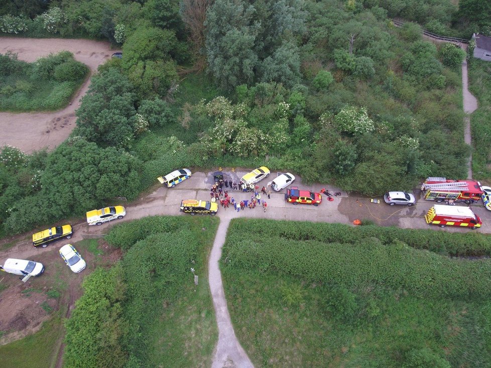 Slavný spisovatel se vydal na procházku a uvízl v bažině: Záchranáři ho našli díky dronu!