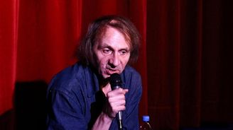 Muslim hlavou Francie? Spisovatel Houellebecq provokuje vizí roku 2022