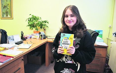 Markéta Tomková se svou první knihou s názvem Deník z budoucnosti.