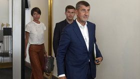 Předseda ANO Andrej Babiš (vpravo) dorazil 25. července v Praze do Poslanecké sněmovny na schůzi vyšetřovací komise k únikům informací z vyšetřovacích spisů.