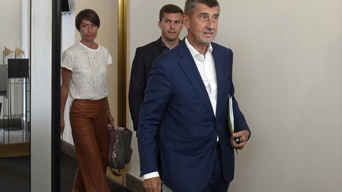 Předseda ANO Andrej Babiš (vpravo) dorazil 25. července v Praze do Poslanecké sněmovny na schůzi vyšetřovací komise k únikům informací z vyšetřovacích spisů.