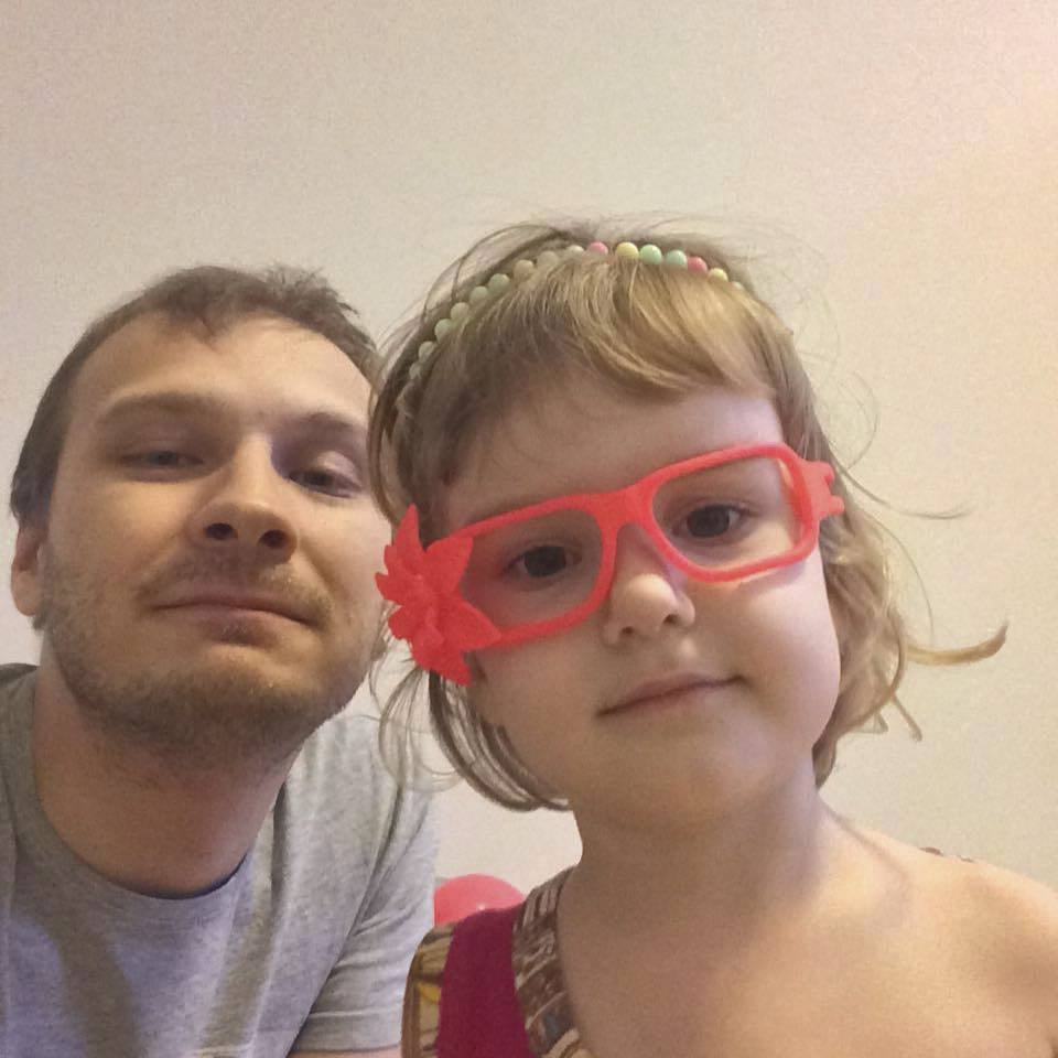 Špitaljov se svou malou dcerou. Z Ruska prchl s celou rodinou.