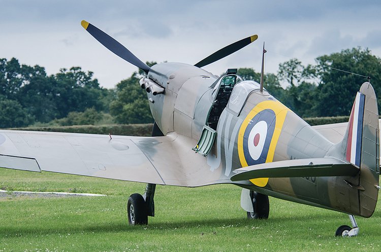 Spitfire Mk.I sériového čísla X4330 a kódového označení QJ-G sloužil v letecké bitvě o Británii během druhé světové války