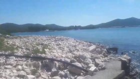 Facebookový příspěvek se záběry odpadní trubky přímo u pobřeží zveřejnila jedna z obyvatelek ostrova Ugljan.