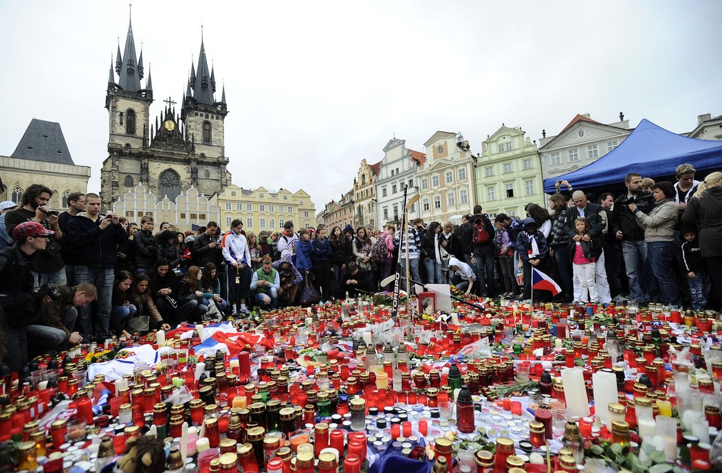 Fanoušci uctili památku zesnulých českých hokejistů na Staroměstském náměstí