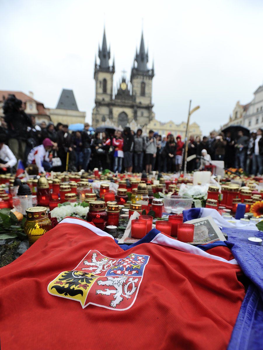 Fanoušci uctili památku zesnulých českých hokejistů na Staroměstském náměstí