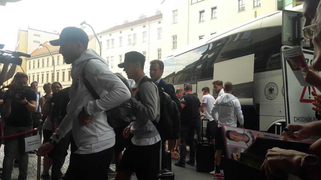 Němečtí fotbalisté krátce poté, co dorazili k hotelu v centru Prahy