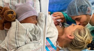 Bývalá tenistka Kurnikovová (44) a zpěvák Iglesias (50): Nejkrásnější dárek pod stromeček! Bývalá tenistka Kurnikovová (44) a zpěvák Iglesias (50): Nejkrásnější dárek pod stromeček!