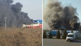 Hasiči v Jihlavě bojují s požárem elektroodpadu: Jedovatý dým zahalil široké okolí