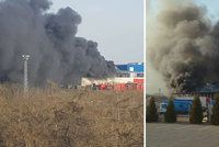 Hasiči v Jihlavě bojují s požárem elektroodpadu: Jedovatý dým zahalil široké okolí