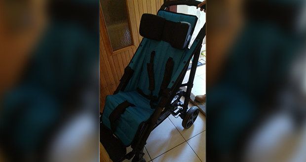 Lidský hyenismus: Někdo ukradl vozík postiženému chlapci, neobejde se bez něj.