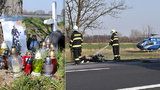 Smrtelná nehoda motorkářů na Nymbursku: Na místě tragédie jsou fotky jezdců a desítky svíček 