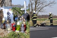 Smrtelná nehoda motorkářů na Nymbursku: Na místě tragédie jsou fotky jezdců a desítky svíček