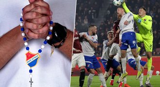 Baník je dole v dole: S růžencem z fanshopu k záchraně! Baník je dole v dole: S růžencem z fanshopu k záchraně!