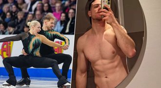 Krasobruslař Taschler ukázal tělo: Striptýz u zrcadla! Krasobruslař Taschler ukázal tělo: Striptýz u zrcadla!