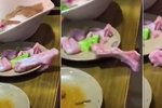 Šílenost v asijské restauraci: Hostům ze stolu utekl kus kuřete.