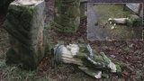 Apokalypsa na hřbitově: Dva mladíci (17 a 18) na Jičínsku demolovali náhrobky i sochy! 