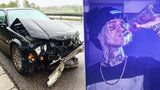 Český rapper měl vážnou nehodu: Na dálnici ve 120 km/h trefil svodidla!