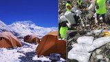 Hory odpadků a 8000 kilo exkrementů: Po horolezcích na Everestu zůstává obří nepořádek