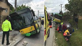 Vážná nehoda autobusu s dětmi: Zranilo se 22 osob