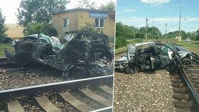 Auto smetl na přejezdu vlak: Dva mrtví