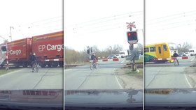 Video, z něhož mrazí: Cyklistu na přejezdu o centimetry minul vlak