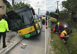 Vážná nehoda autobusu s dětmi: Zranilo se 22 osob