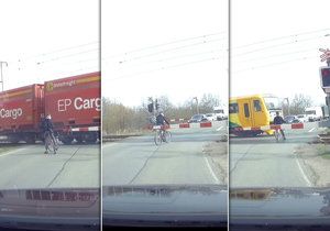 Video, z něhož mrazí: Cyklistu na přejezdu o centimetry minul vlak