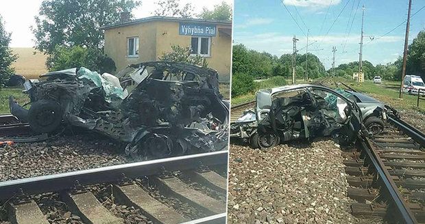 Auto smetl na přejezdu vlak: Dva mrtví