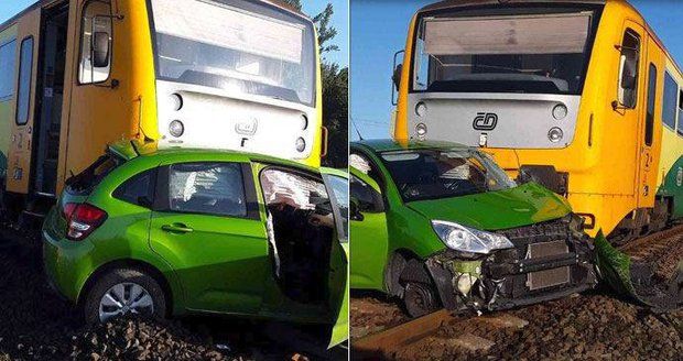 Vlak smetl auto na Olomoucku: Nehoda si vyžádala zranění