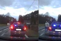 Policista neoprávněně zastavil auto a chtěl pokutu: Odešel, ale výsluha mu zůstane!