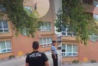 Muž v Děčíně šest hodin visel na hromosvodu, pak skočil: Sebevraždu natočili svědci