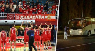 Útok na autobus s fanoušky, při kterém zemřel řidič (†65): Děsivé detaily! Útok na autobus s fanoušky, při kterém zemřel řidič (†65): Děsivé detaily!