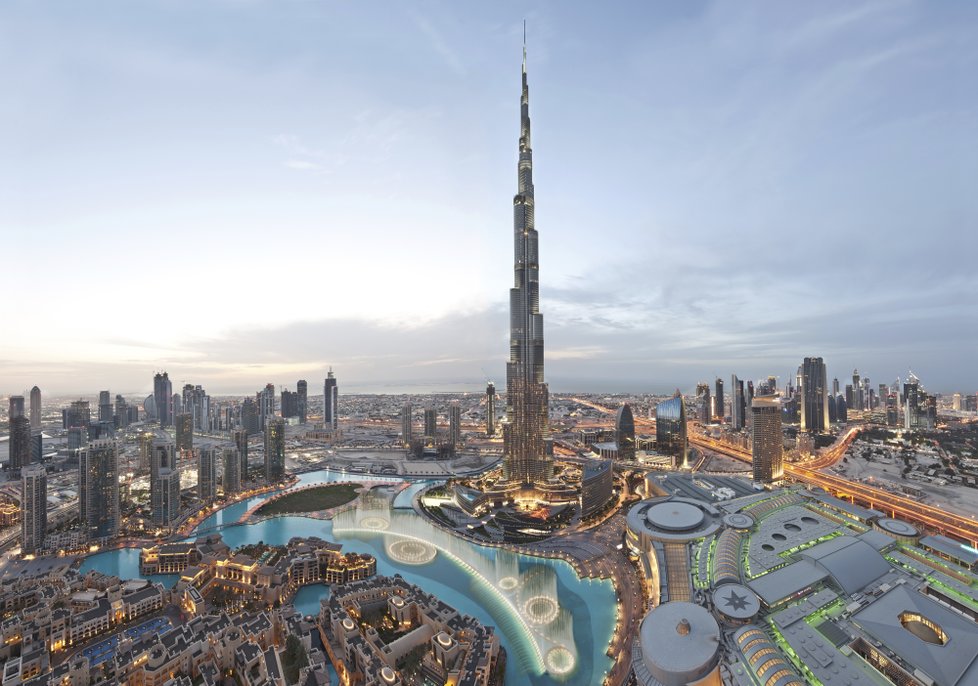 Nejvyšší budova planety se tyčí do výšky 828 metrů a nachází se 100 metrů od nákupního centra Dubai Mall.